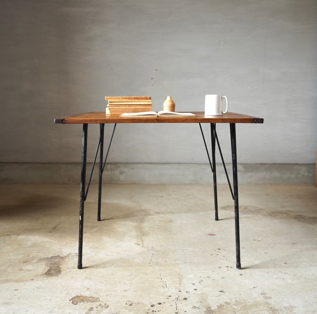 アイアン脚のテーブル