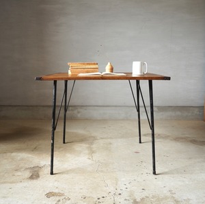 アイアン脚のテーブル