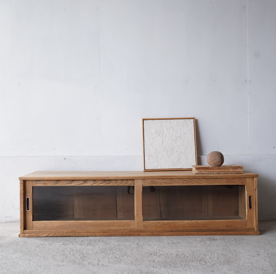 ガラス引き戸のローボード