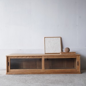 ガラス引き戸のローボード