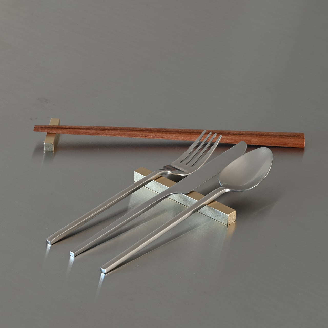 シンプルな真鍮のカトラリーレスト L100》Brass Cutlery Rest L100｜a