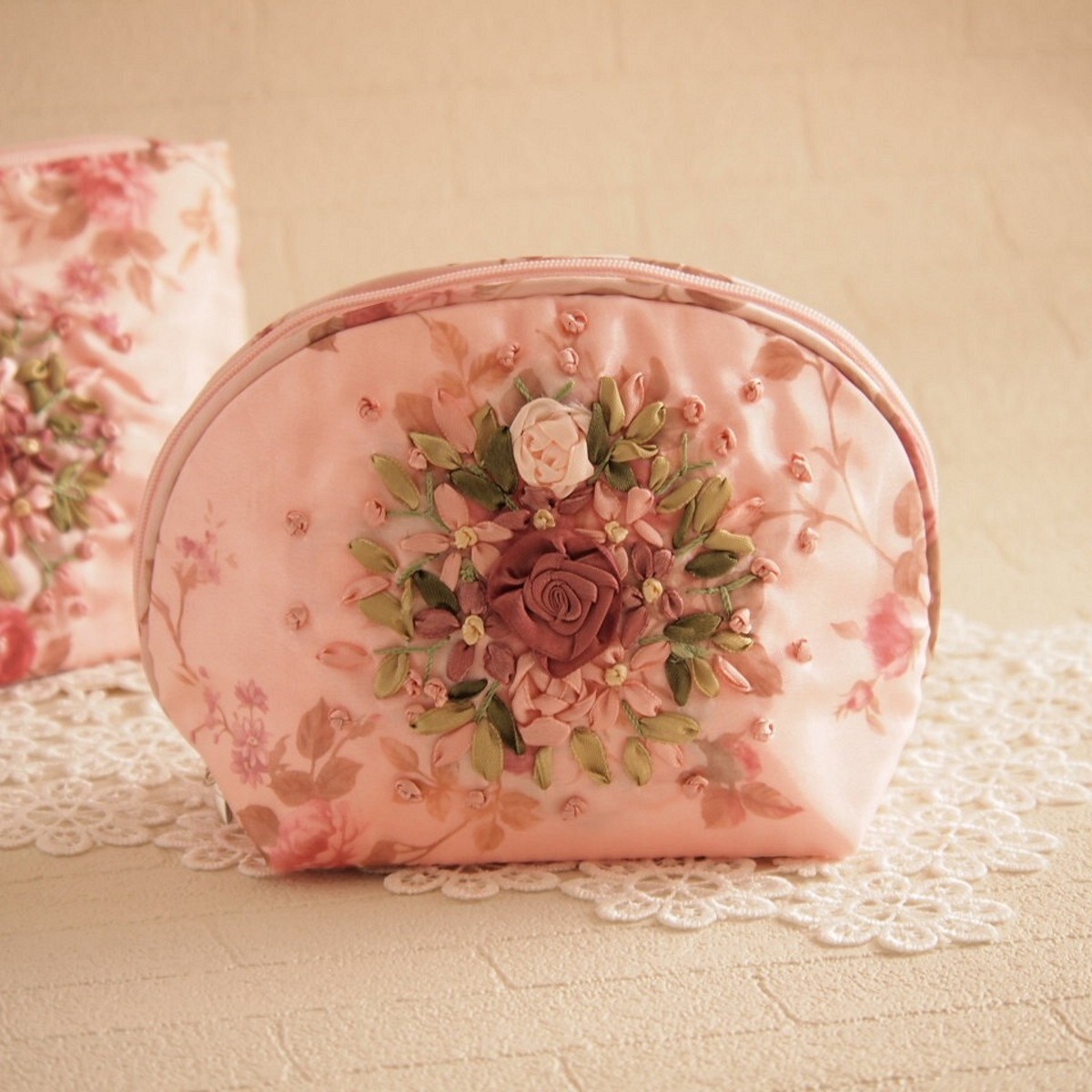 おしゃれなバラのリボン刺繍 ラウンド 化粧ポーチ 小物入れ ラフィーネ 