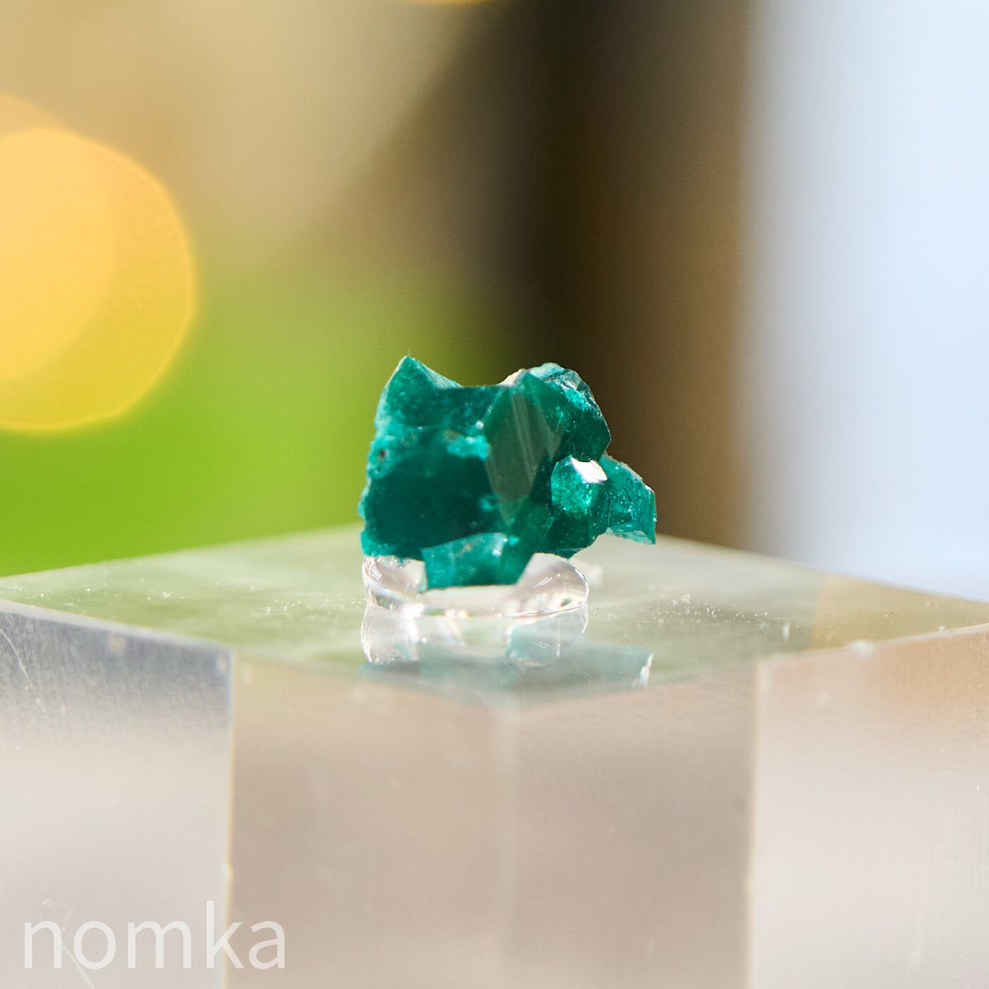 至高の翠】ダイオプテーズ（翠銅鉱）台付き原石 0.78g（アクリルベース
