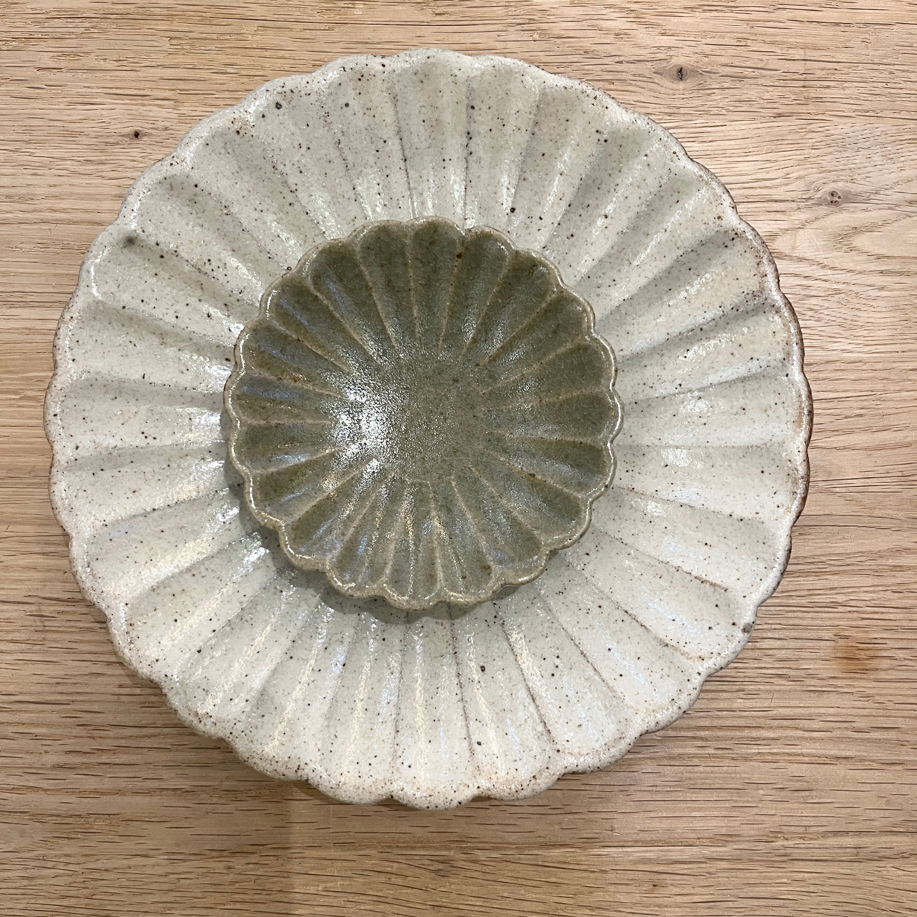 期間限定販売＞ 手島英則 松灰釉 シノギ皿 3号 豆皿 | ihana design