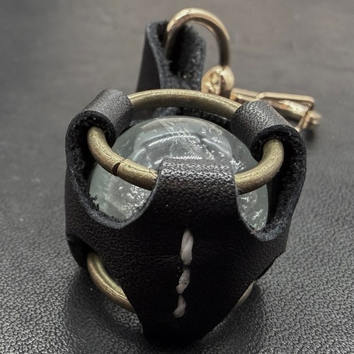 フローライト丸玉×黒の本革レザーキーホルダー｜ブラックライトで青く光る・手縫い【送料無料】［P-KH-BM］｜画像8