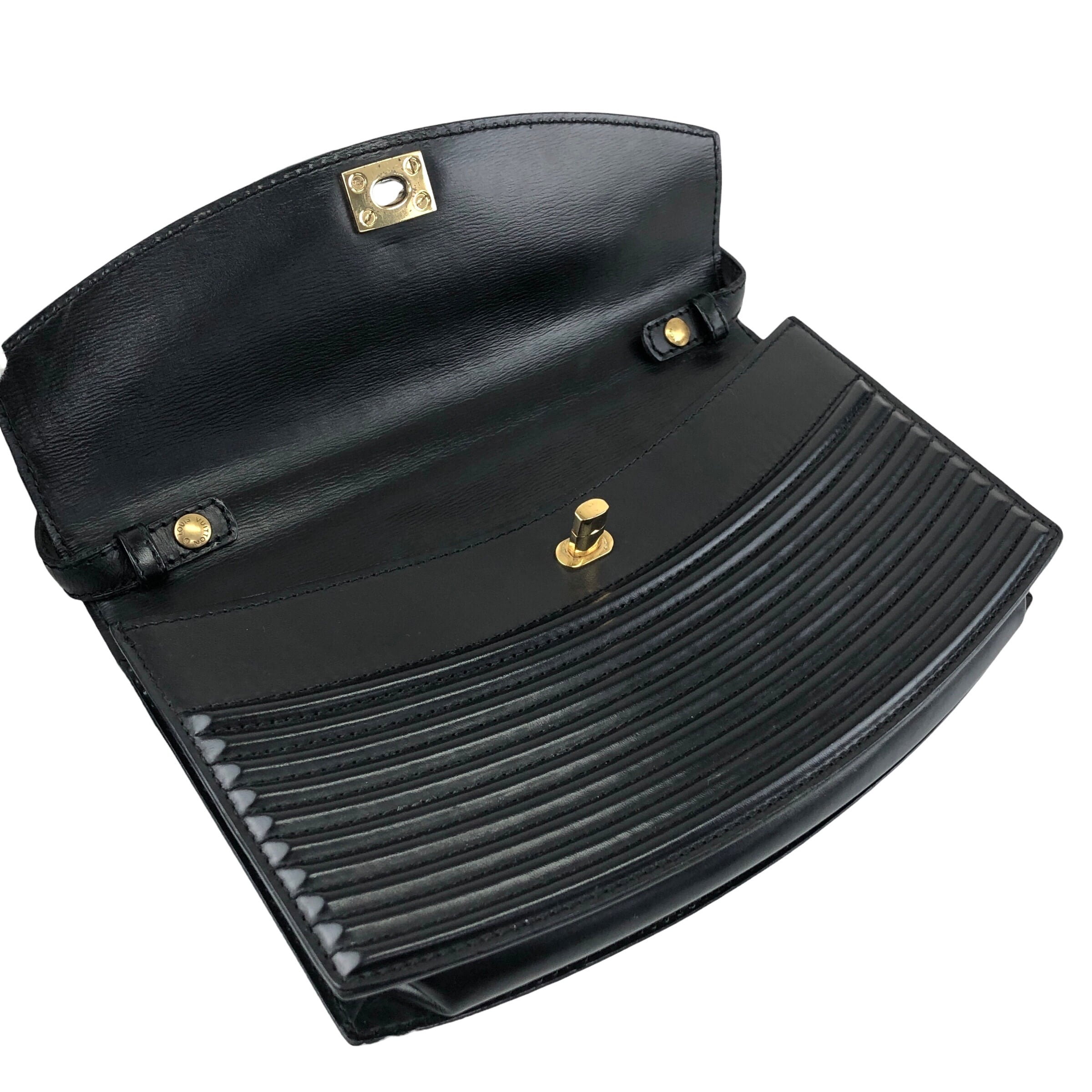 ぺ*ん様 ルイヴィトン　エピ　ショルダーバッグ LOUIS VUITTON ルイヴィトン エピ ショルダーバッグ ブラック ターン