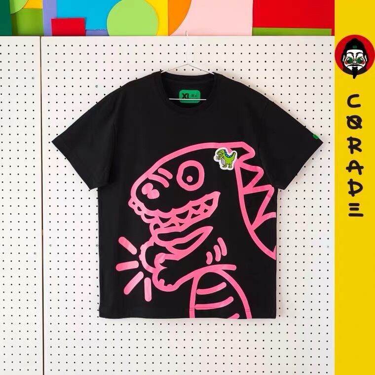 【予約販売商品】SorsorTシャツ　corade蛍光恐竜ピンクTシャツ　メンズ・レディース・ユニセックス