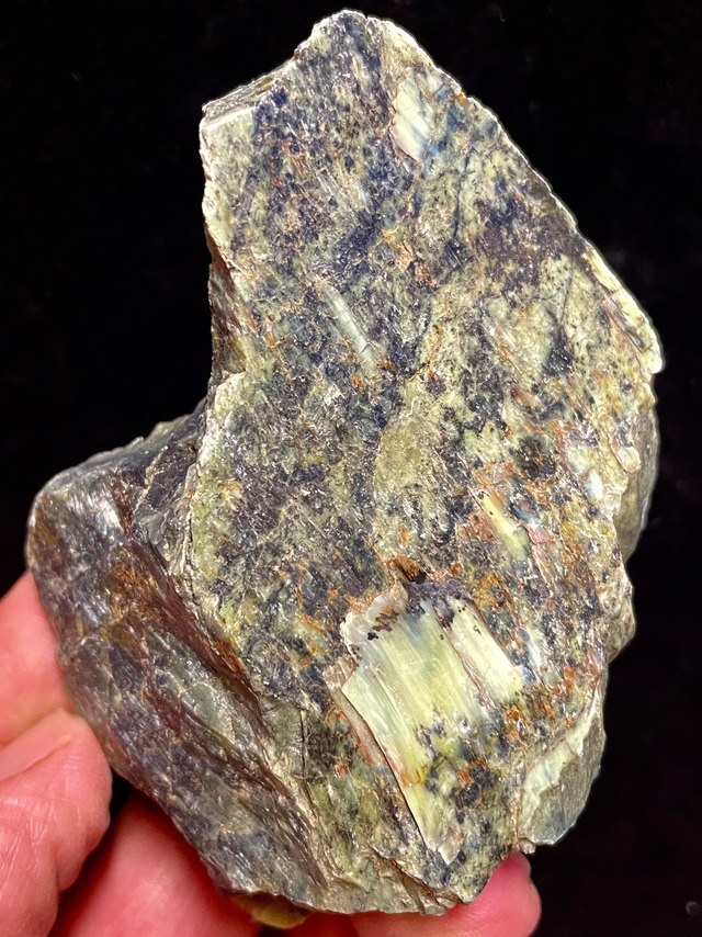 1) 強力なグラウンディングと変容！マウントシャスタ「サーペンティン」原石(中型)