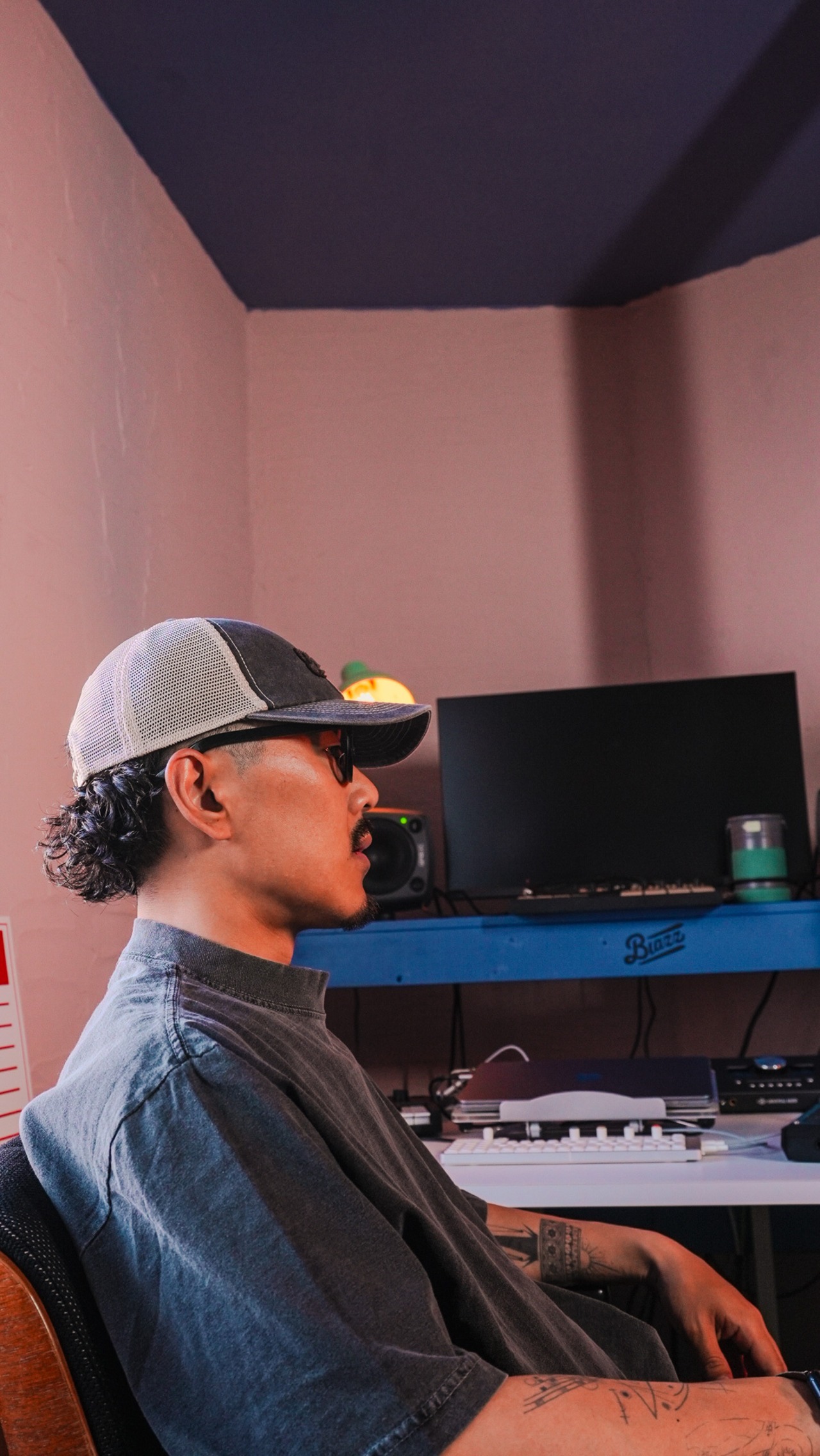 Moco Logo Washed Vintage Trucker Mesh Cap [BLACK]