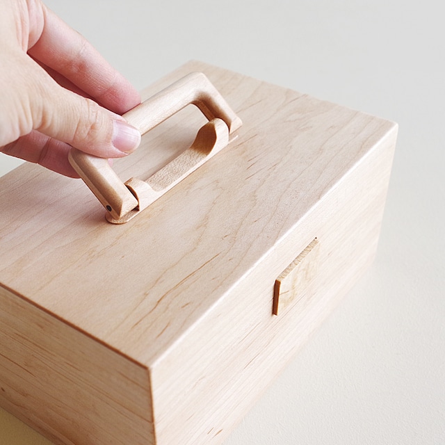 木製の取っ手と蝶番が印象的な「手さげ木箱」*開閉ボタン改良済