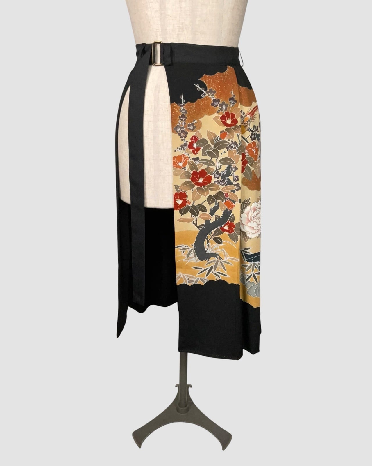着物重ねスカート(黒留袖より制作) Kimono Overlay Skirt (Made of Kurotomesode Kimono)