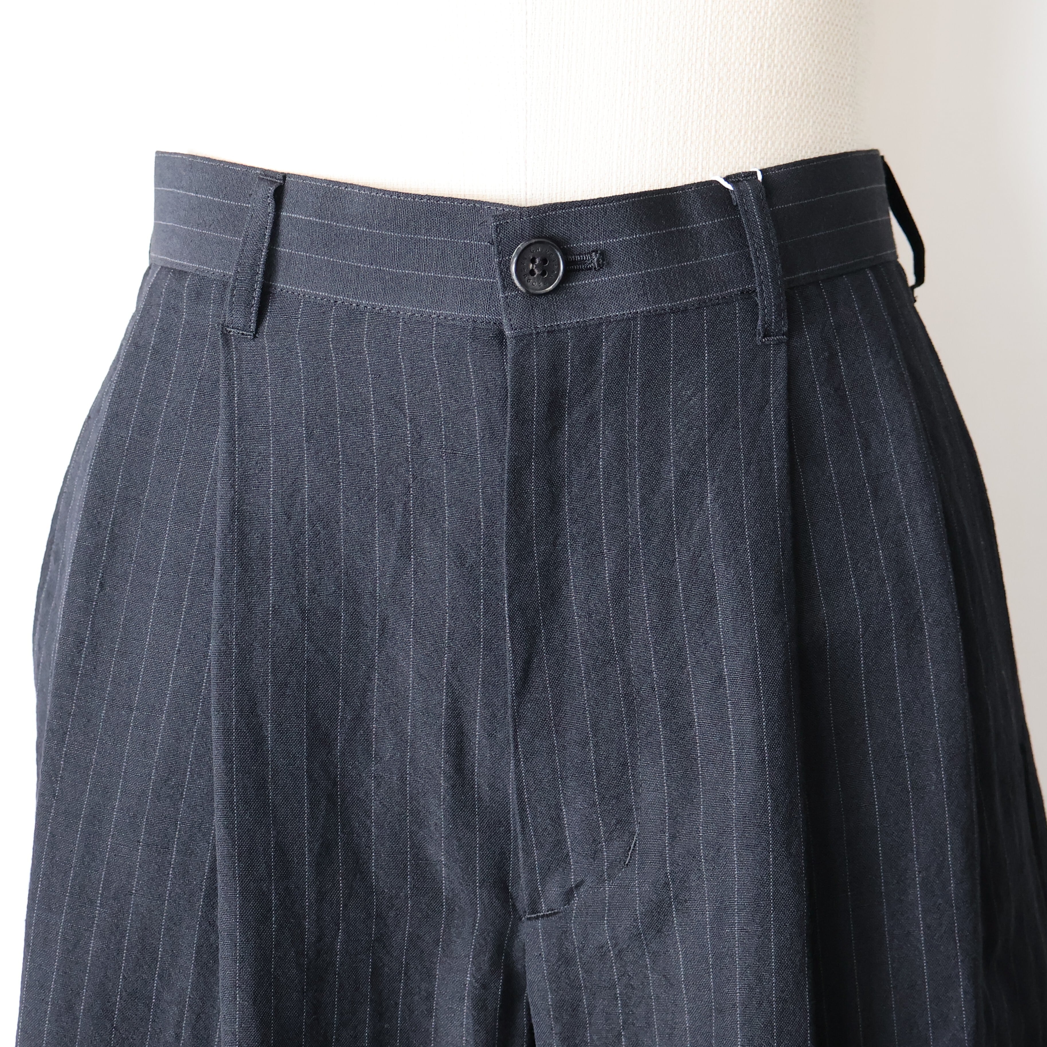 universal products. “ WOOL LINEN 2 TUCK TROUSERS ( Stripe )” | H