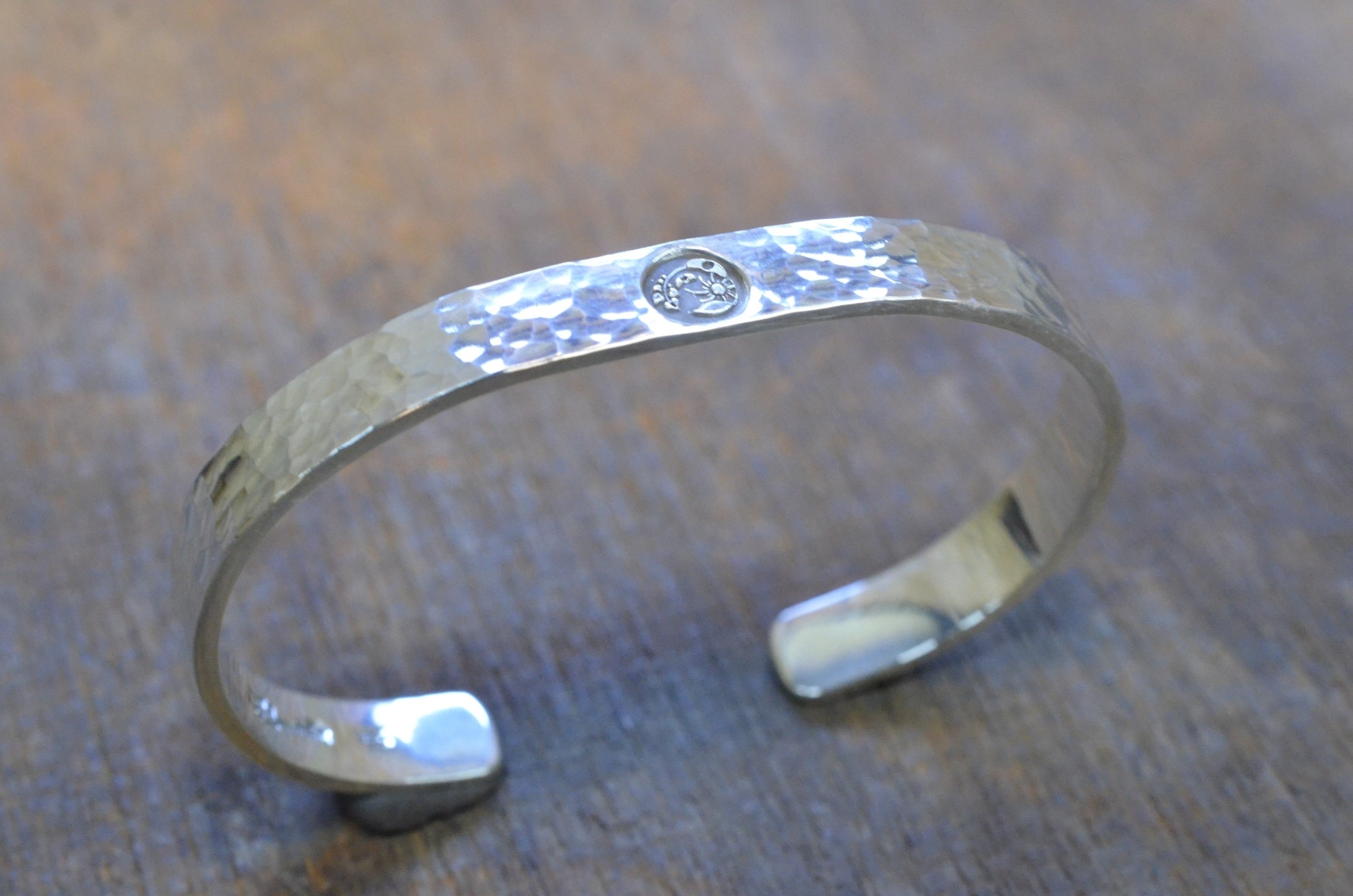オーダー品　羽バングル&羽フロート Hammmered Logo Bangle- M | 彫金工房アルソミトラ