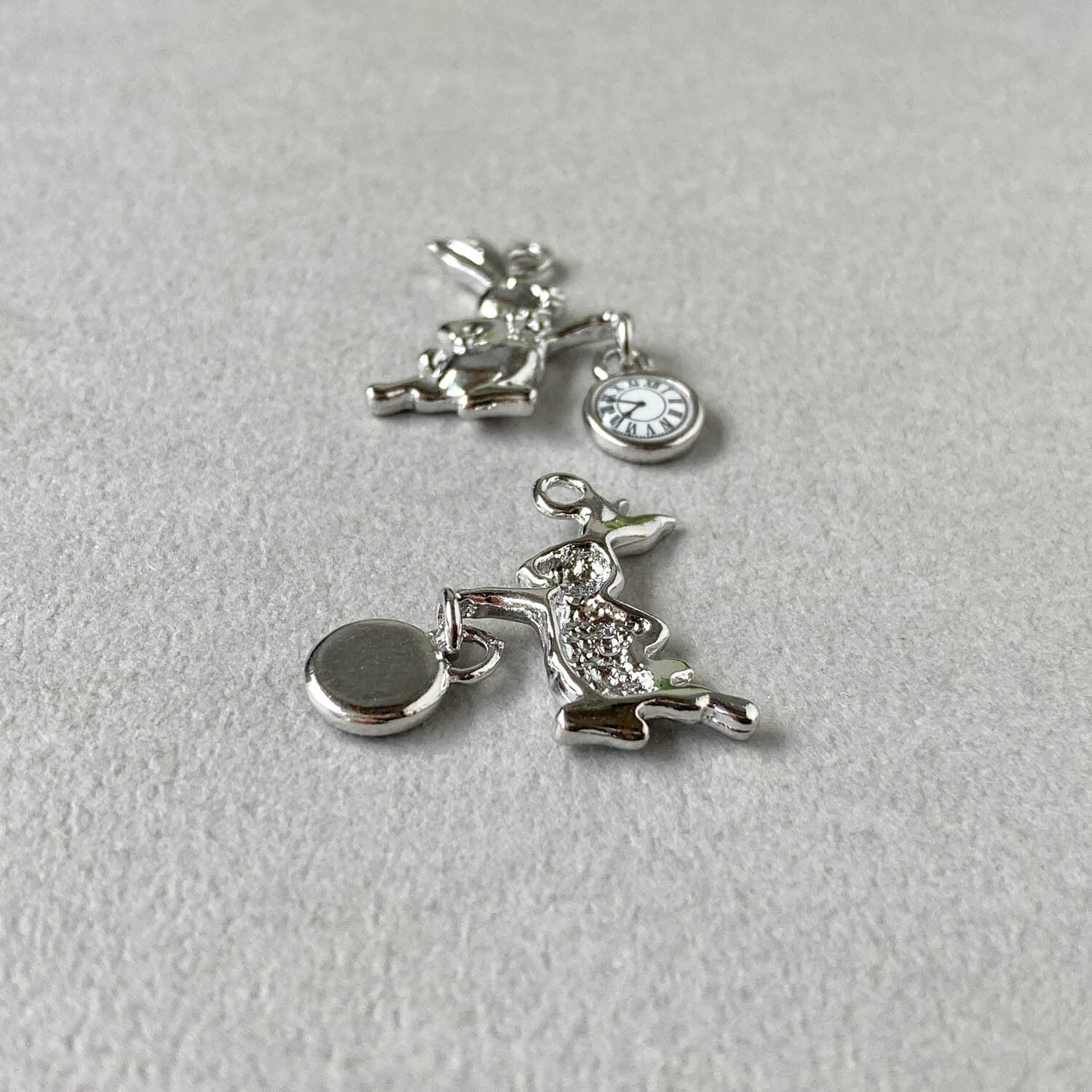 時計を持ったうさぎのチャーム（20mm） | Dua-アクセサリーパーツショップ