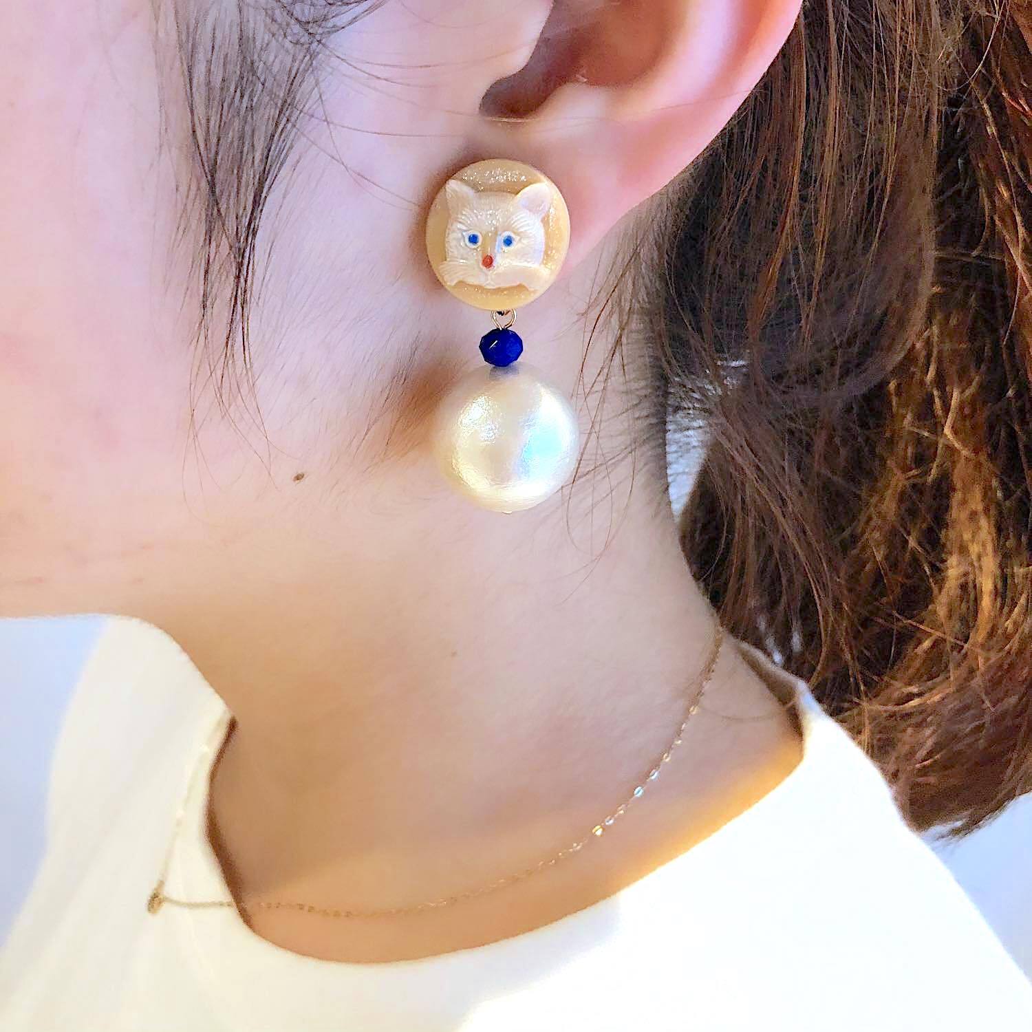 チェコ猫カボションとコットンパールの〈ピアス/イヤリング〉 | Dua