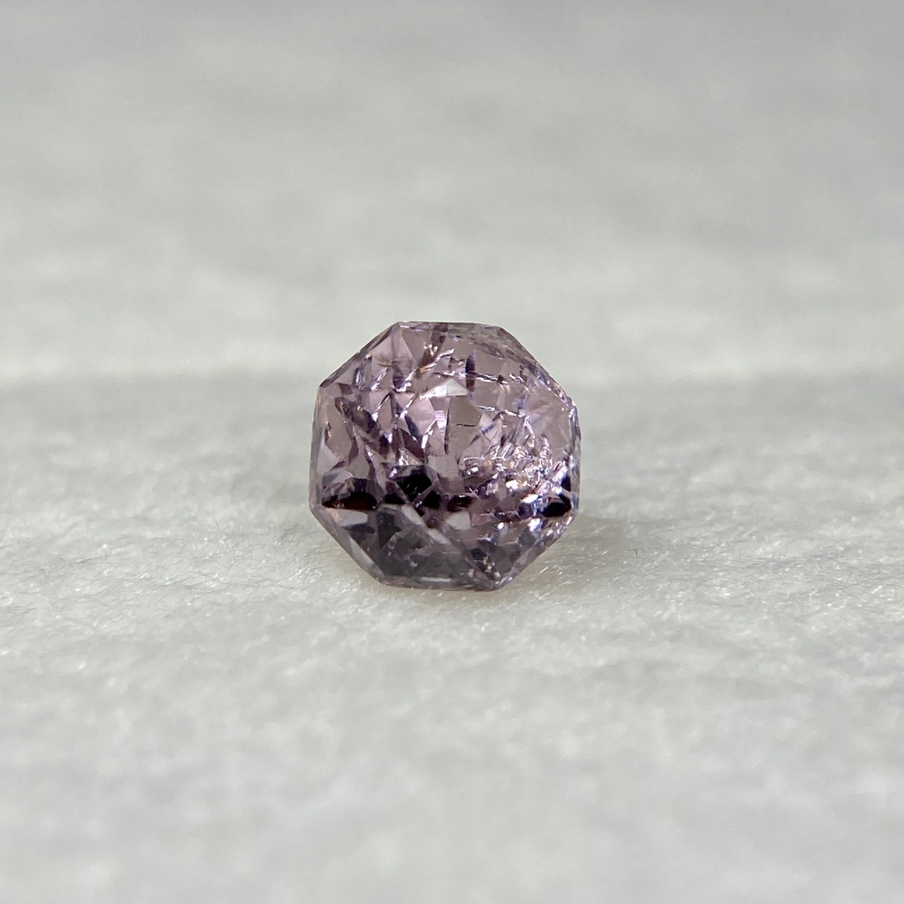 お花みたいなスピネル 訳あってお買い得 淡いピンク系 約4.5mm r-0213