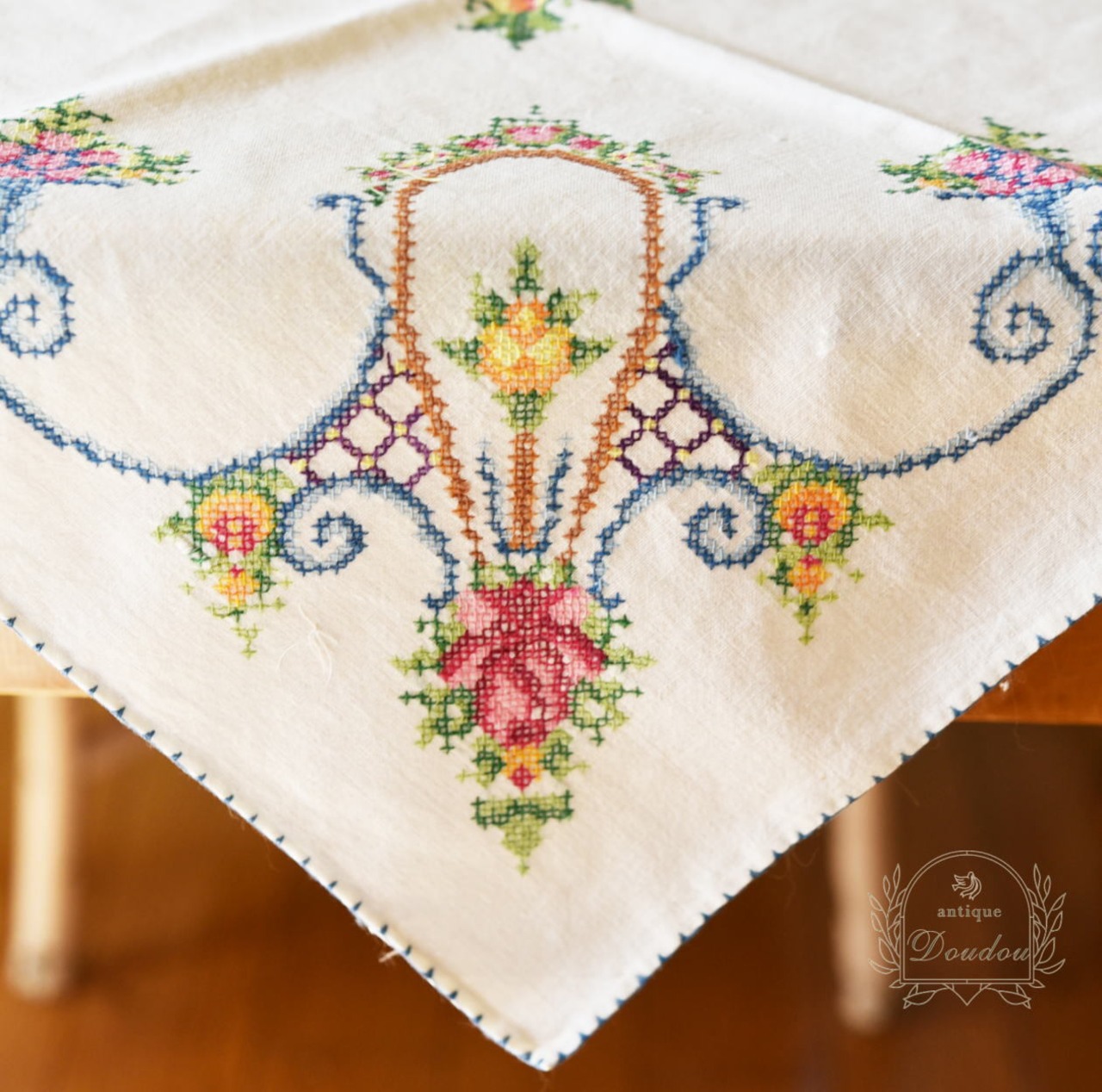 花籠モチーフ 手刺繍クロスステッチ テーブルクロス【in0403】