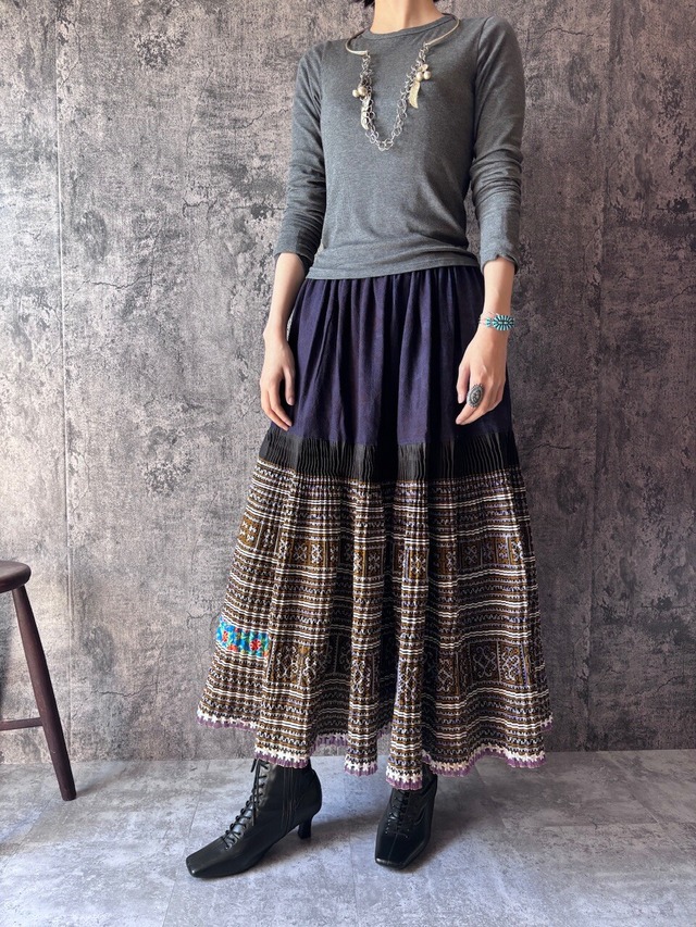 モン族スカート 087 ロング 裾ボリューム 贅沢に巻きスカート1枚使用 藍染布 手刺繍　bamiオリジナルパターン