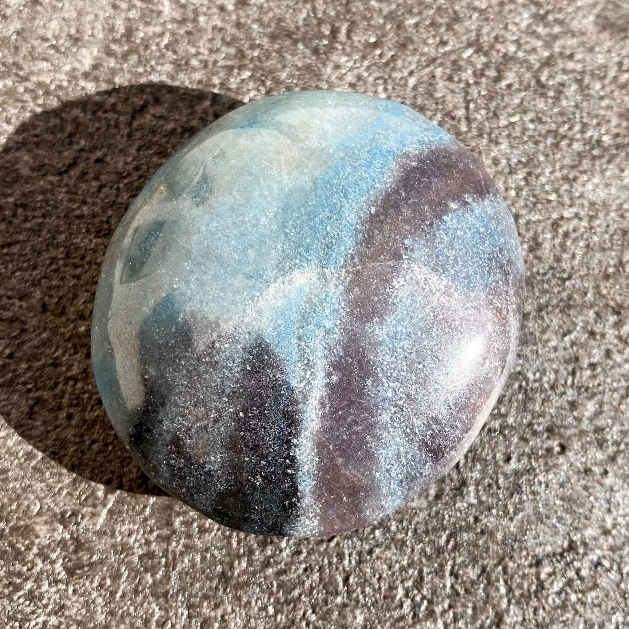 Trolleite palm stone