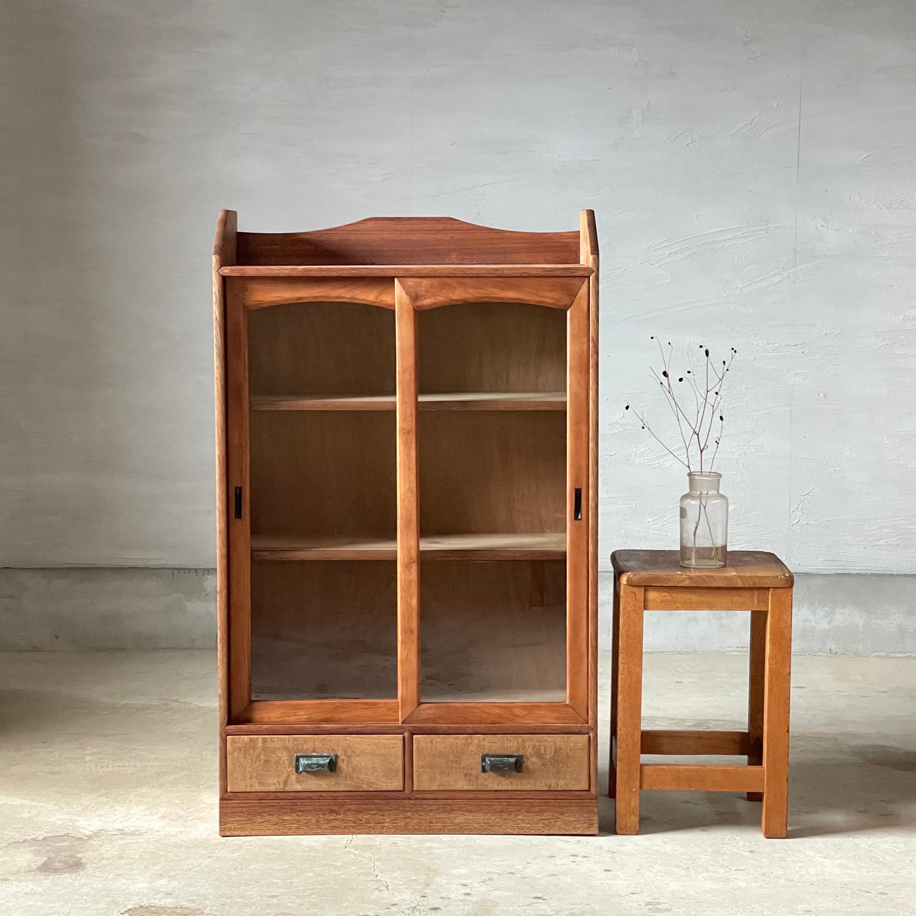 ガラス引き戸のキャビネット