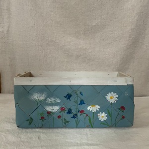 青地に花模様の横長ないれもの