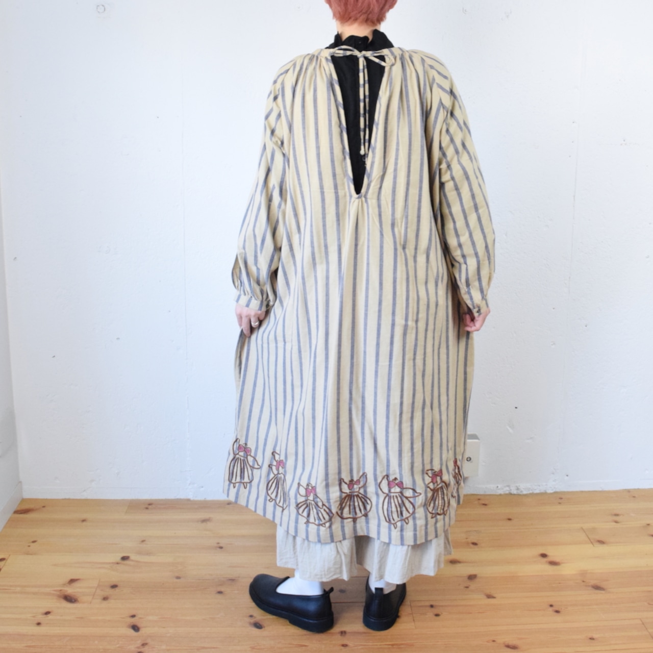 BUNON(ブノン) Hand Print & Dance Embroidery Back Ribbon Dress ストライプ+刺繍 ワンピース