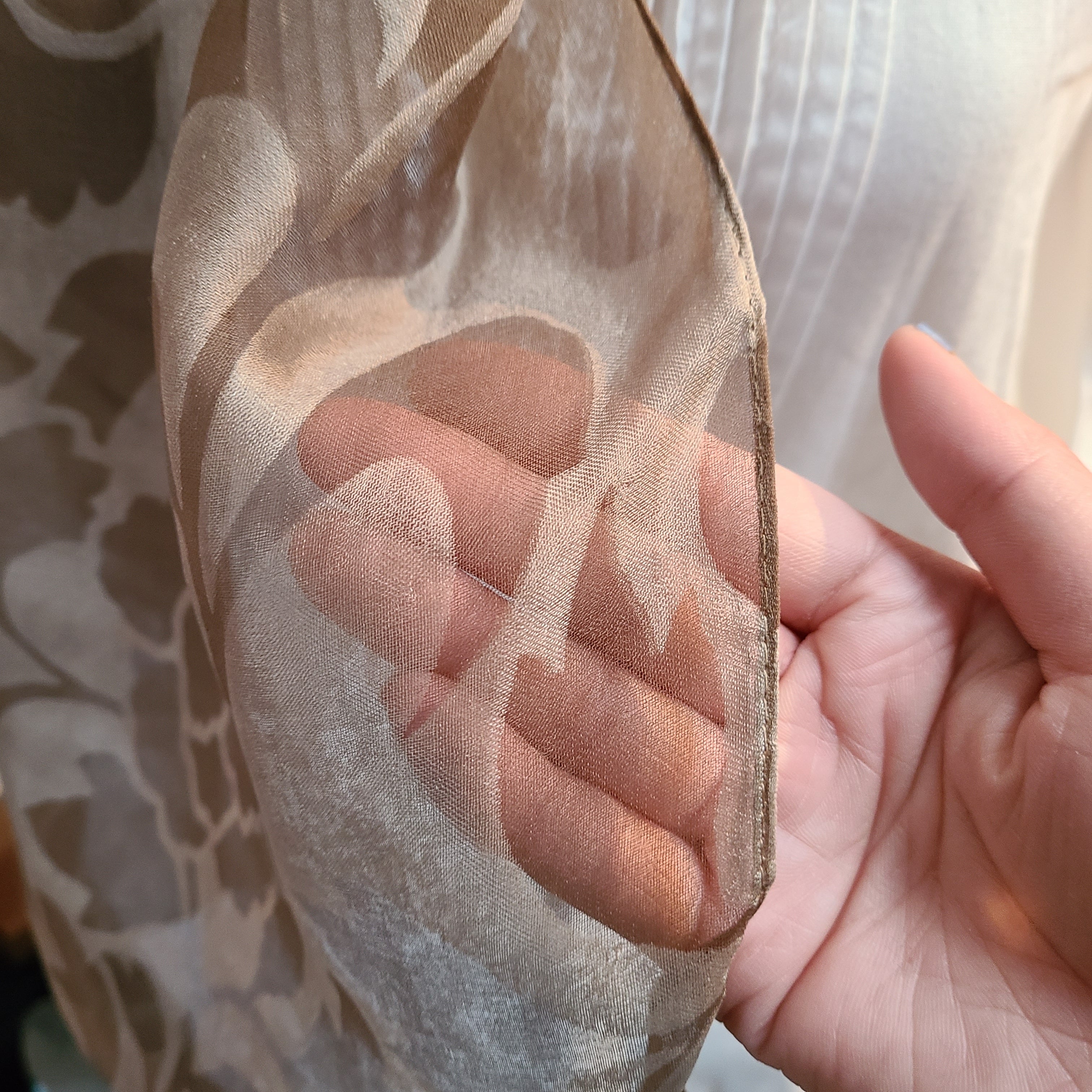 草木染め 秩父銘仙柄 silkストール 《矢車五倍子チャコールグレー