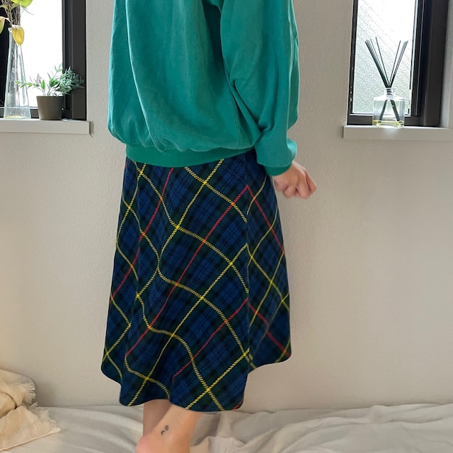 Middle flare check skirt