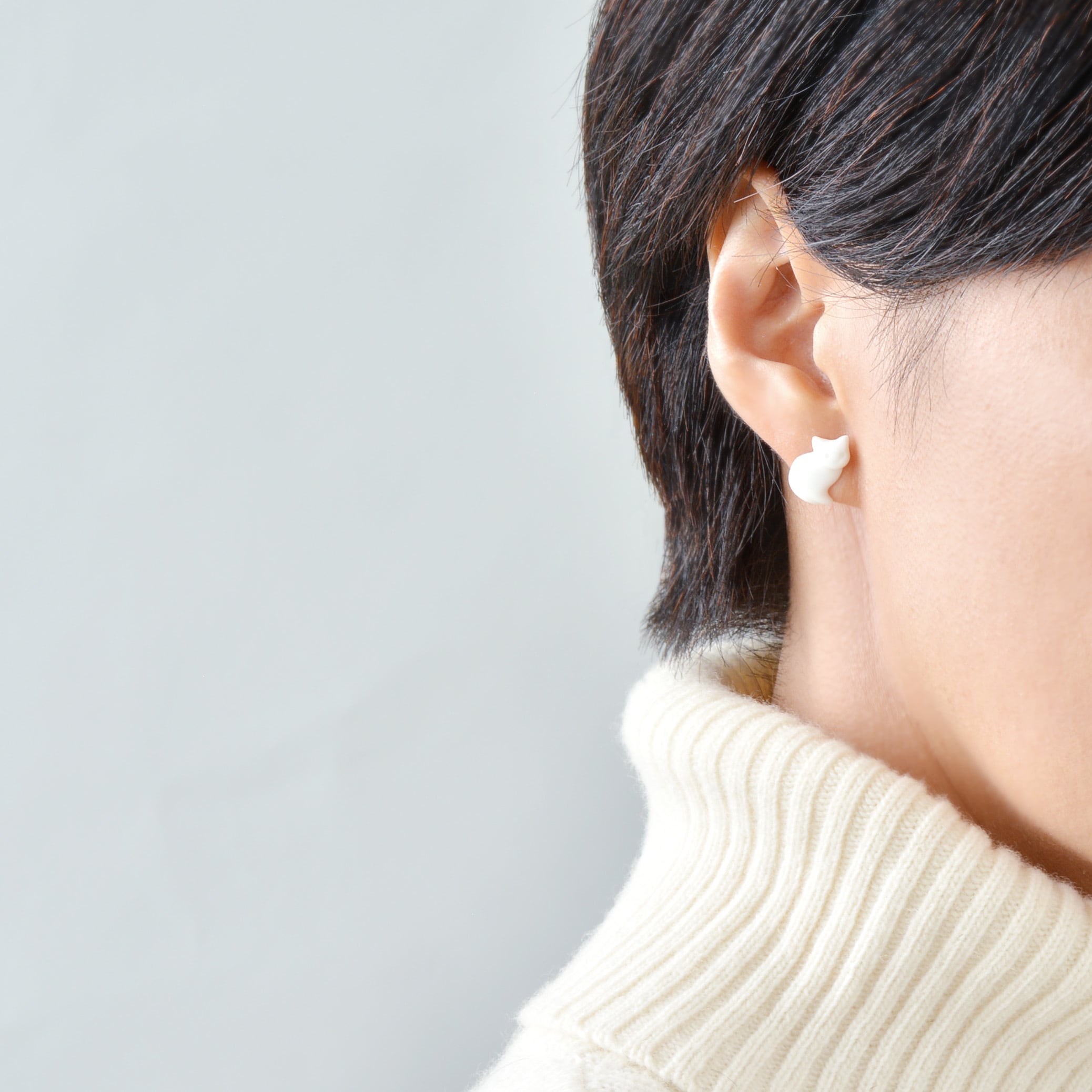 白磁の白猫ピアス | HatoKumo