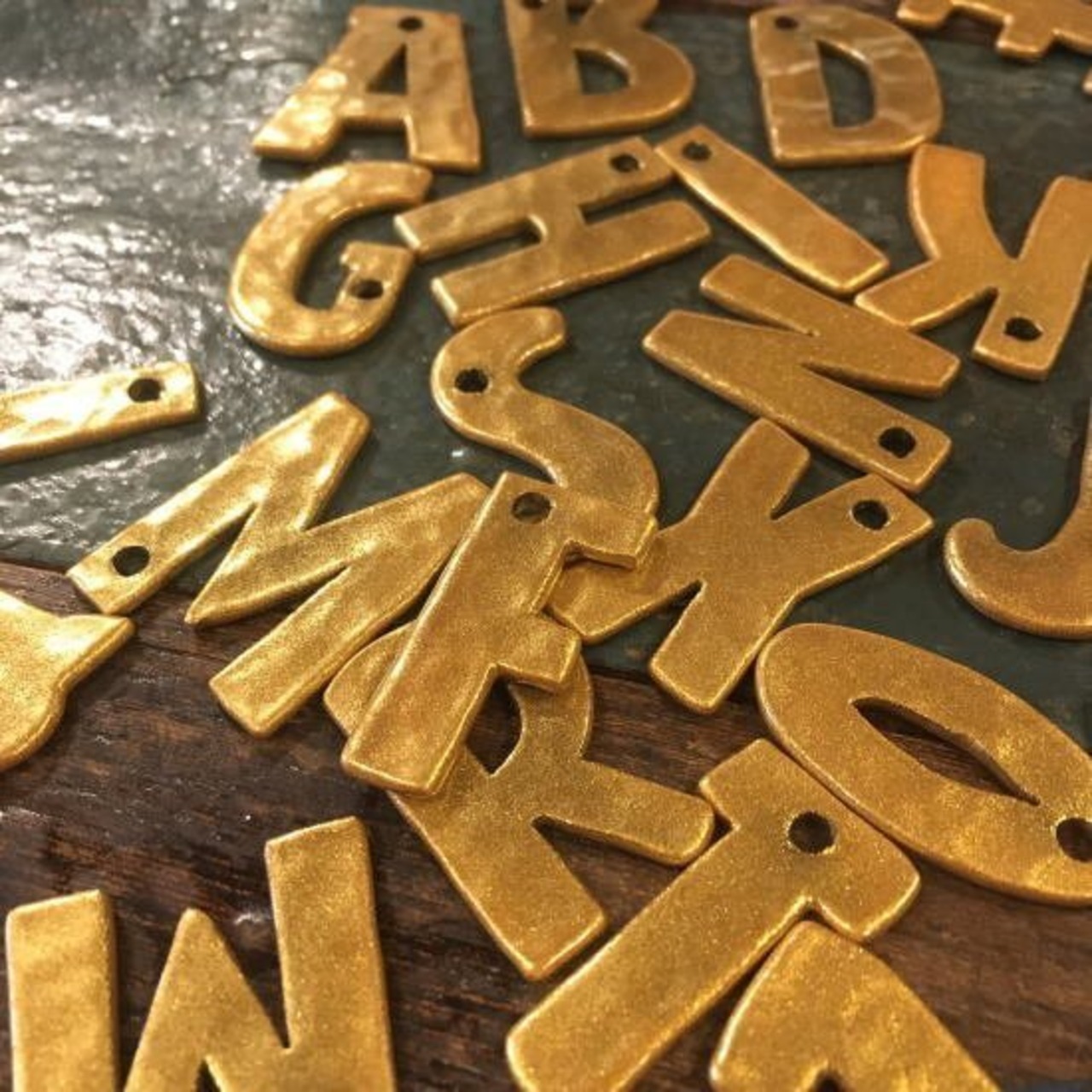 TOPANGA Zakka India Gold Hammered Iron Alphabet Plate S 3cm 　インド　ゴールドハンマーアイアンアルファベットプレート　小　看板　サインプレート　鉄　住所　店舗　表札　メール便　槌目