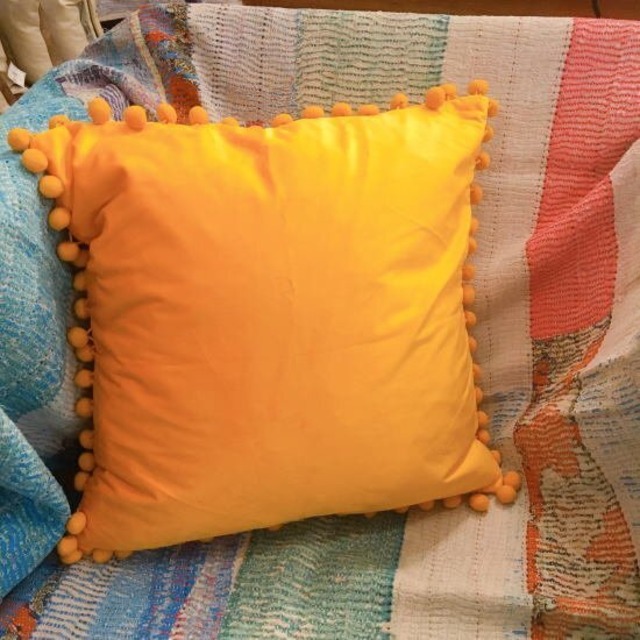 TOPANGA Homefurnishing　コットンベルベットポンポンクッション　イエロー　45×45cm