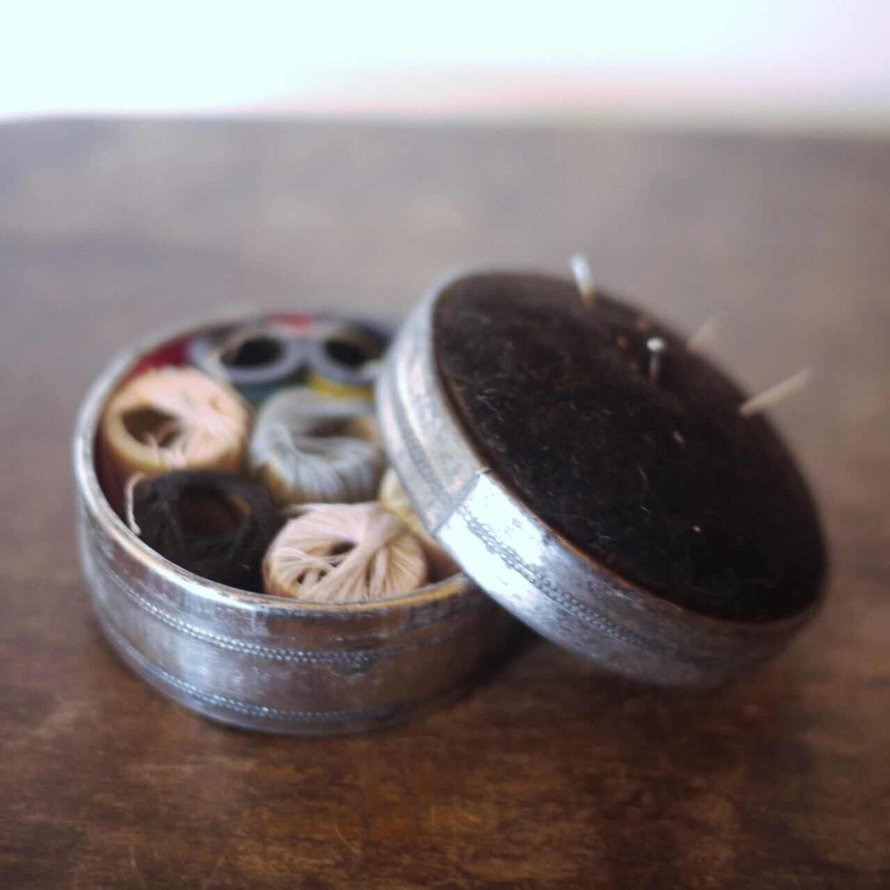 古いソーイング缶 イギリス