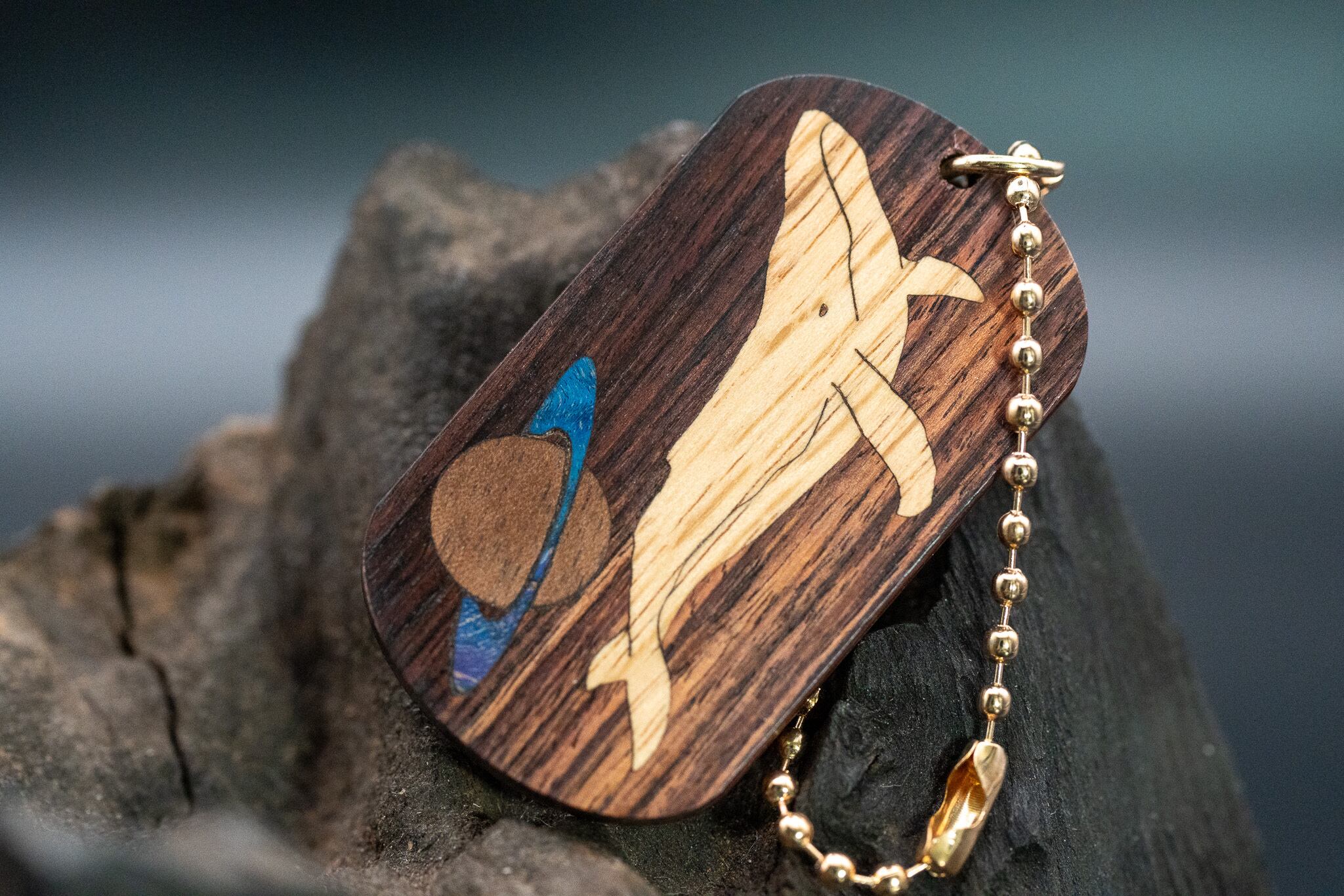 【王室御用達 】 キングウッド ドッグタグ 象嵌 勇魚と惑星