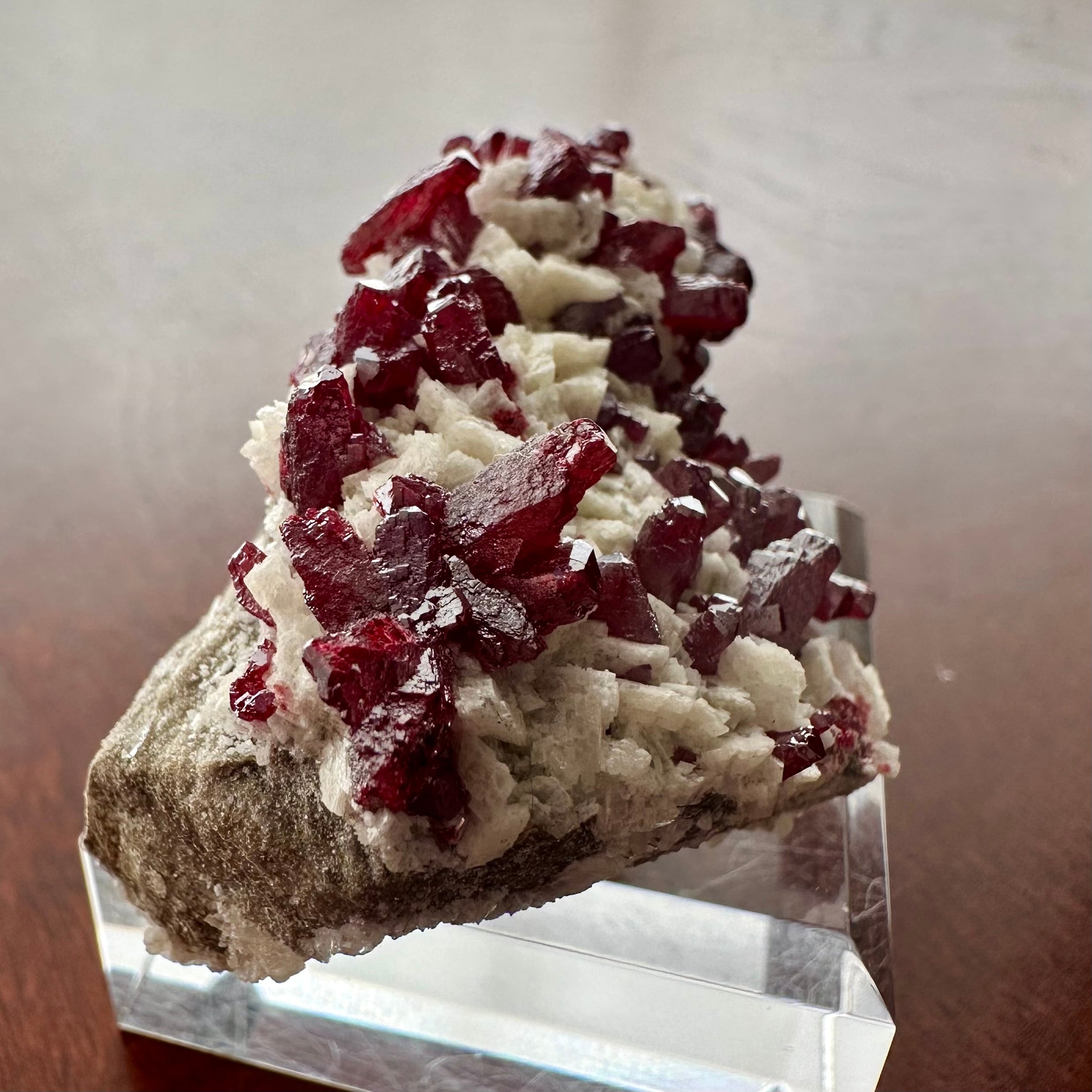 シナバー / ドロマイト【Cinnabar on Dolomite】中国産 | PEANUTS MINERALS
