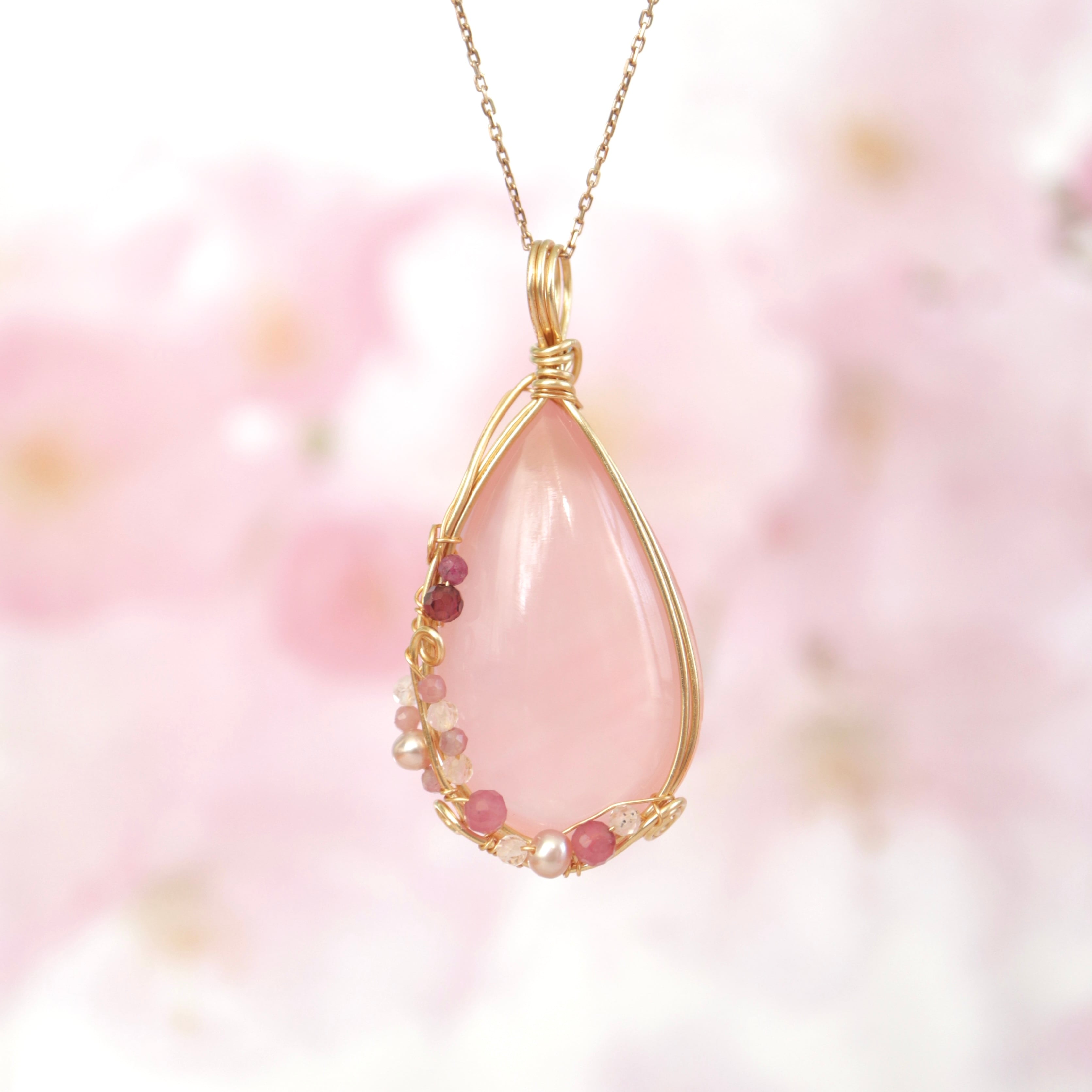 ローズクォーツのペアシェイプペンダント《恋のしずく》|やさしい愛をまとう天然ピンクストーン