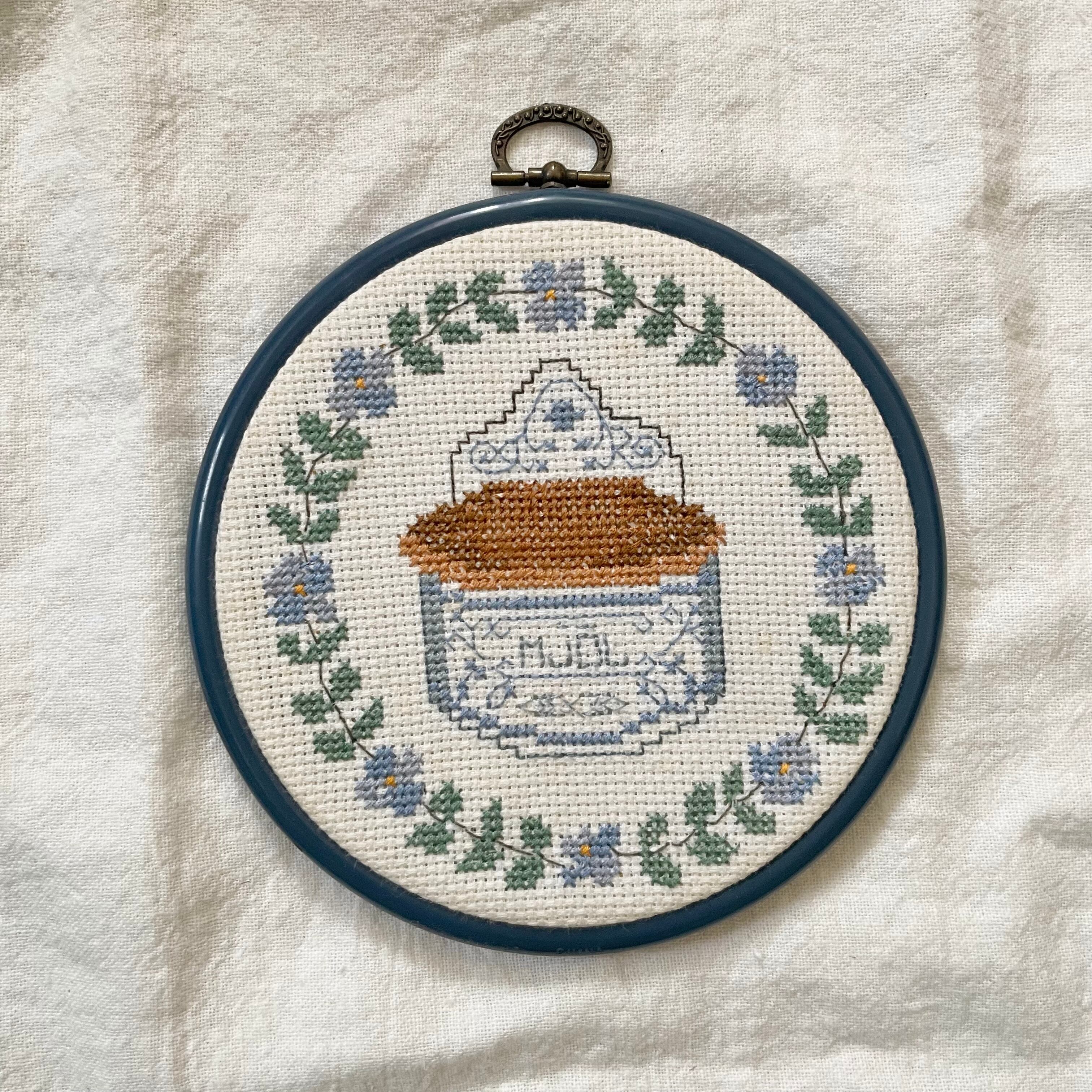 青いいれもの模様の壁飾り