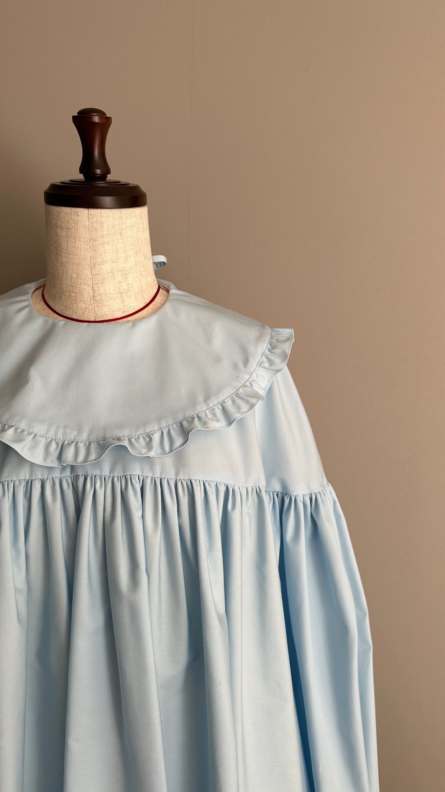 再販・新色】フリルカラーブラウス_サックス | YOIHI 