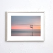 basketball goal in the sea｜静かな海に佇むバスケットゴールの幻想アート｜モダン空間を彩る非現実的コラージュポスターA4ポスター