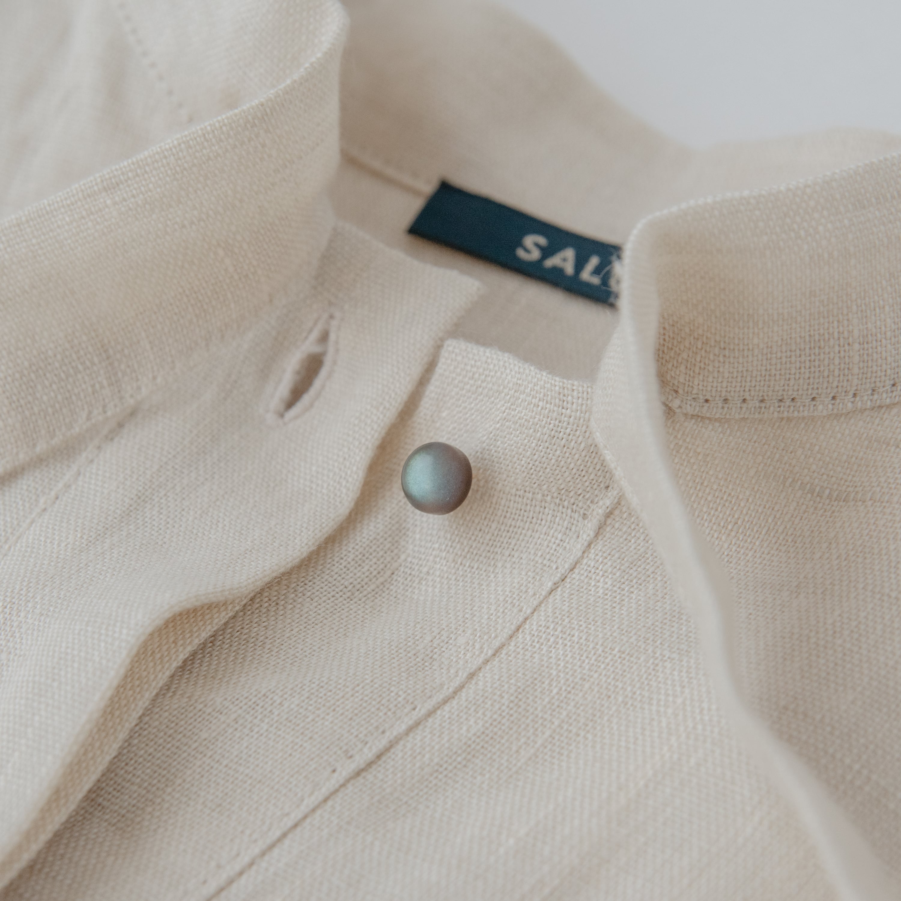 new：bow collar shirt／light weight linen〈almond beige〉 | SALUÉ