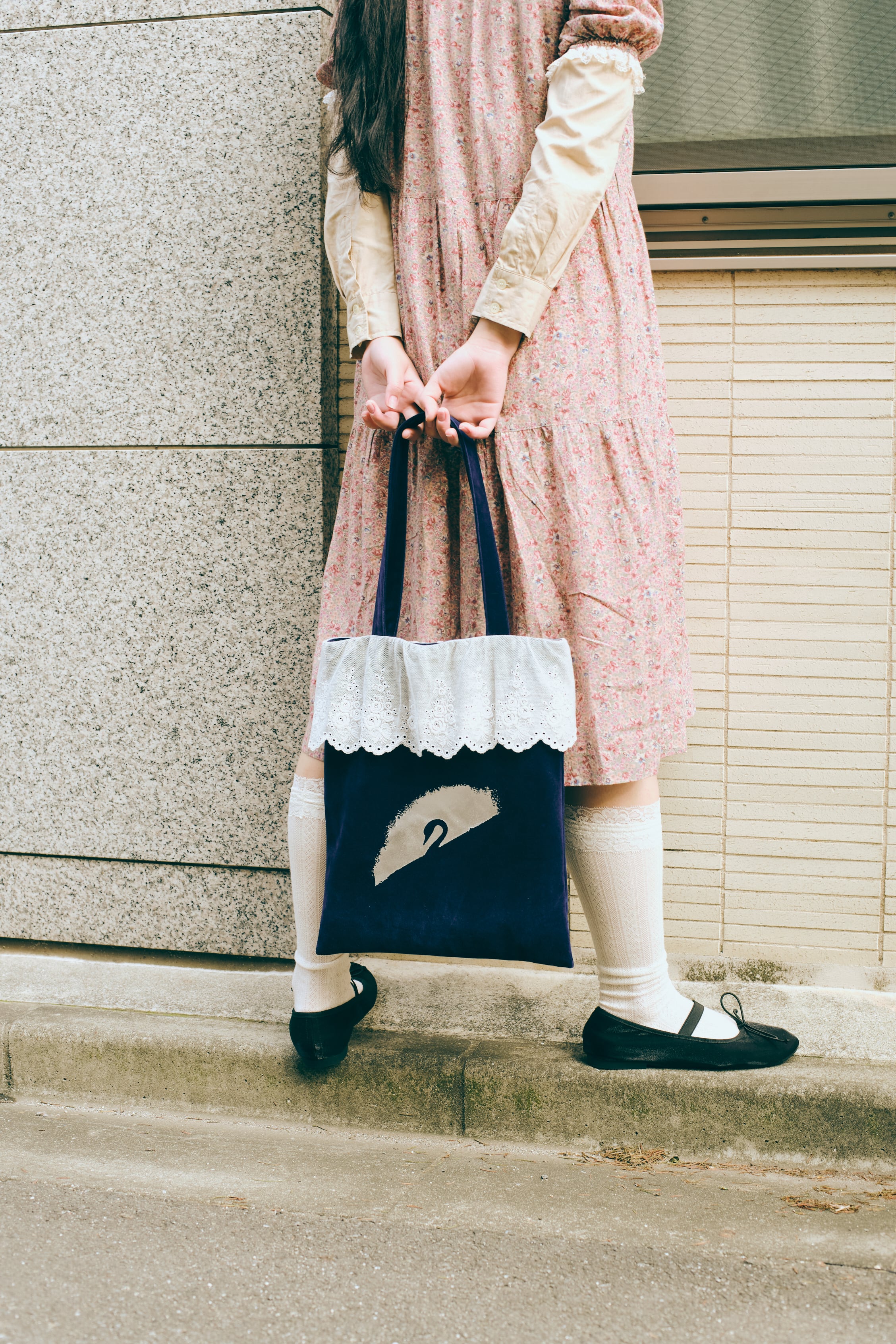 やすらぎソファの白鳥トートバッグ | ONLY CHILD