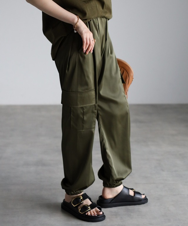 サテンカーゴパンツ