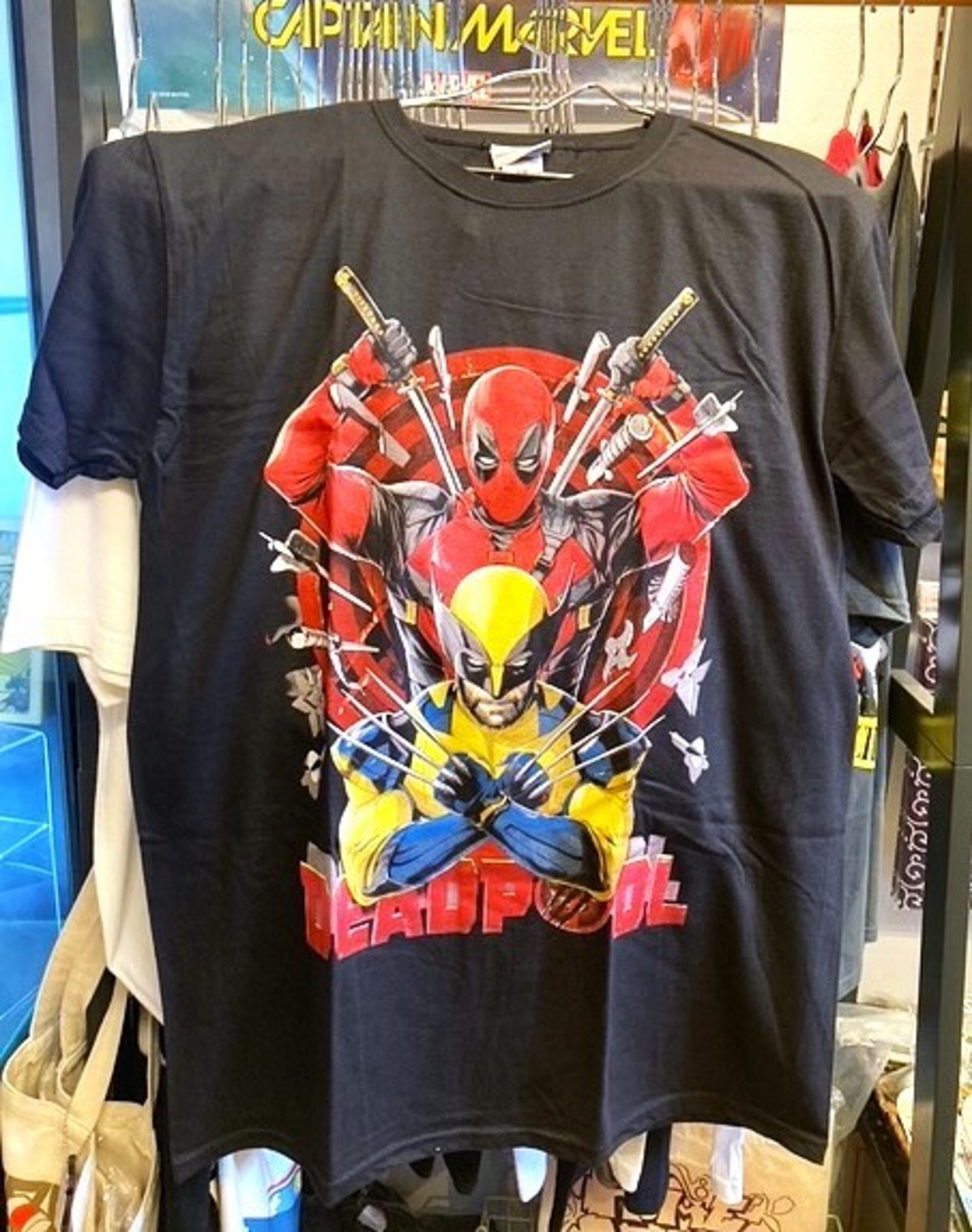 DEADPOOL - Deadpool/Wolverine Weapons Tシャツ Black | homecoming