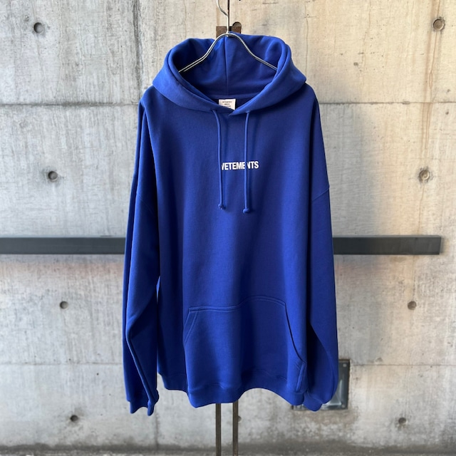 VETEMENTS  LOGOLABELHOODIE  BLUEWHITE