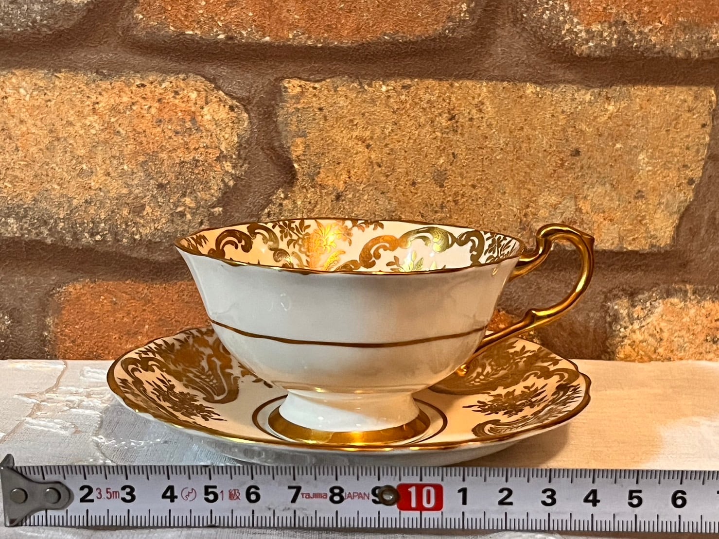 パラゴン クリーム素地、金彩の花柄ティーカップ&ソーサー