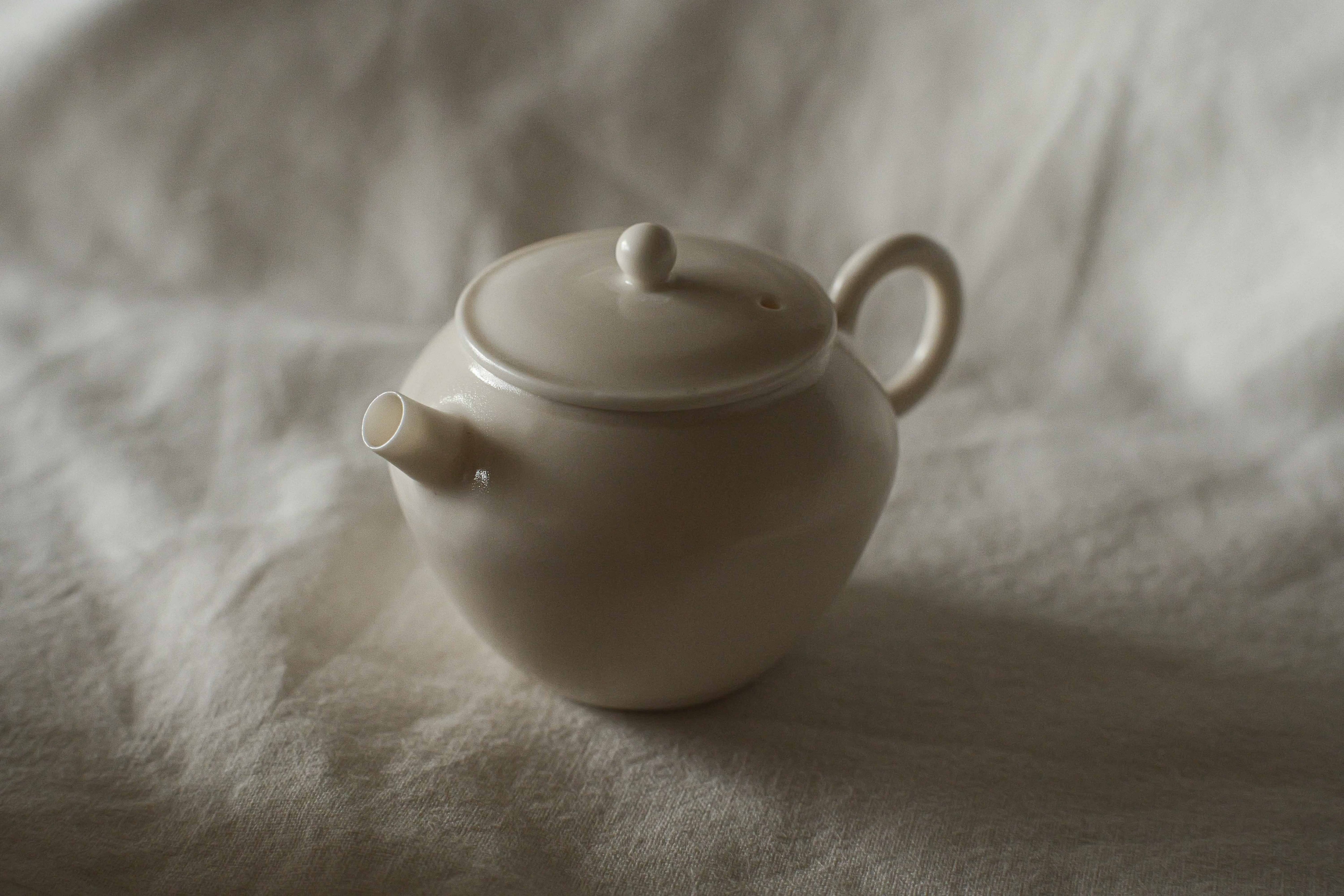 徳化薄胎薪窯白磁茶壺 長月天（ろくろ引き/満水容量92cc） | 北白川糕糰店