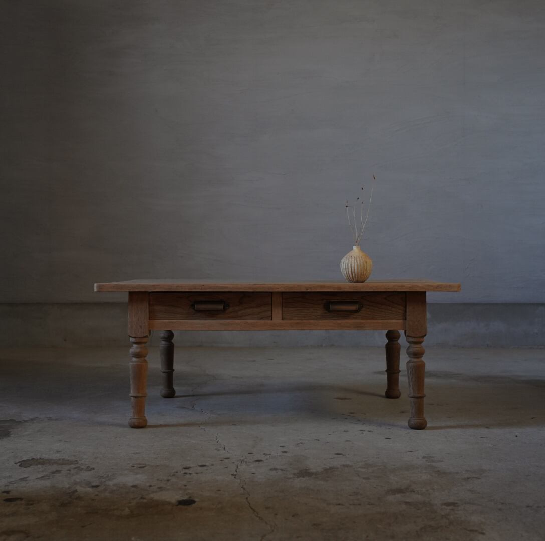 ろくろ脚のコーヒーテーブル