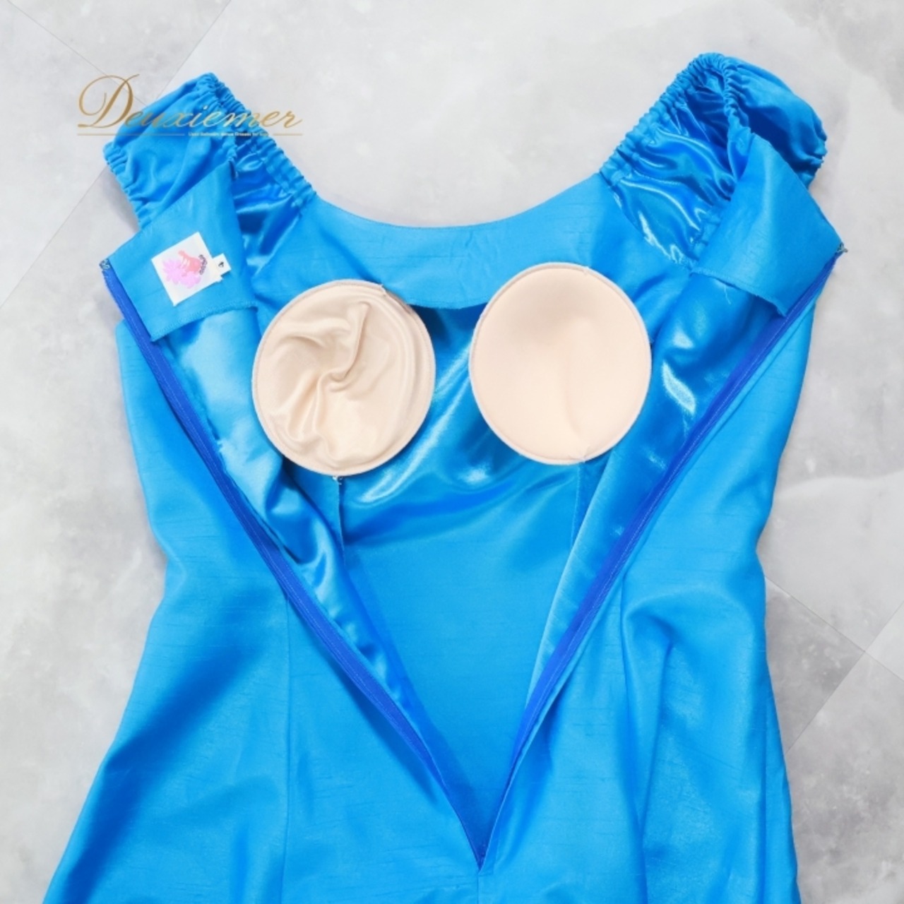 フラダンス 衣装 ワンピース ドレス ブルー系 ココエミリー 日本製 ハワイアン アロハ フラ ダンス レッスン 練習 単色 ワンカラー 光沢 フリル ノースリーブ CoCoEmily 水色 かわいい さわやか 鮮やか 華やか 上品 高級感 大人っぽい フラダンス衣装 フラダンスドレス 高級ワンピース パーティー ダンスレッスン 衣装用ドレス おしゃれ フリルデザイン ブルーワンピース ハワイ風 上品スタイル きれいな色合い