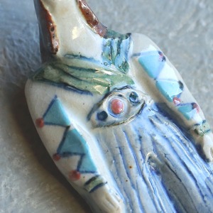 素敵な民族衣装をまとった、男性の箸置き