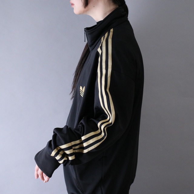 "adidas" gold × black color 刺繍 logo over silhouette track jacket