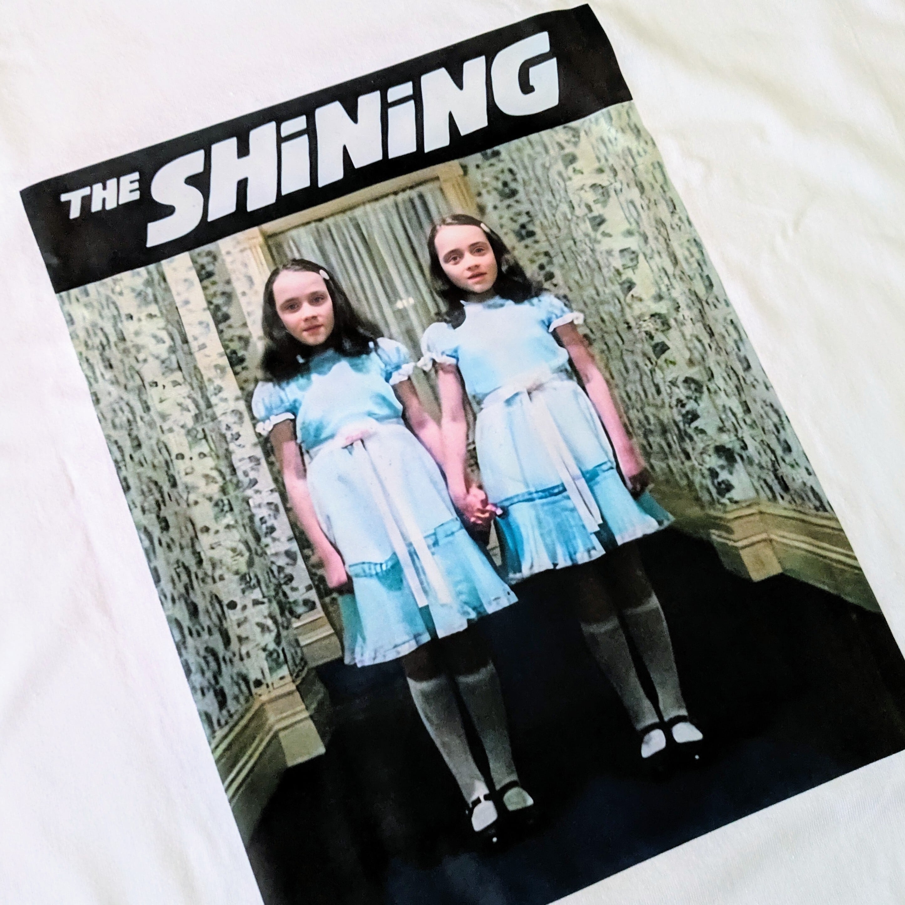【 The Shining ( シャイニング ) 】『 グレイディ・ツインズ 』 Tシャツ / リサ・バーンズとルイーズ・バーンズ〚アメリカン雑貨 アメトイ〛